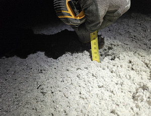 Zateplení stropu rodinného domu pomocí foukané izolace